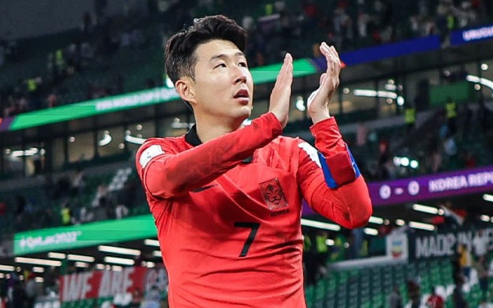 Jogador Son, da Coréia do Sul, bate palmas e veste camisa vermelha da seleção