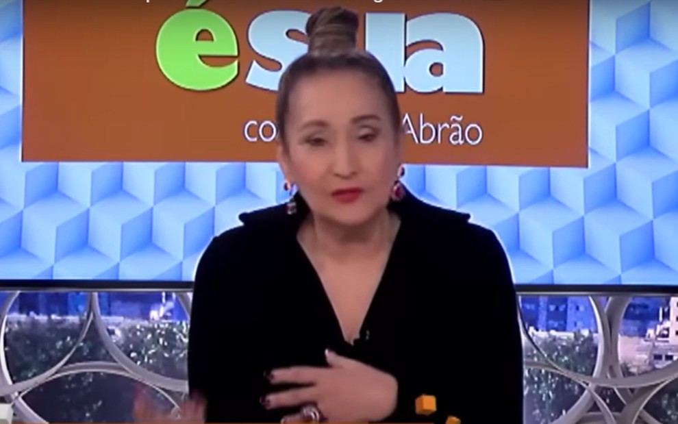 A jornalista Sonia Abrão a frente do A Tarde É Sua
