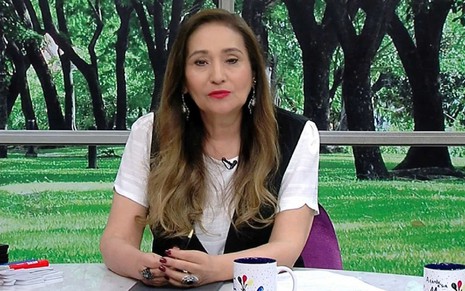 Sonia Abrão com uma camisa branca e um colete preto, falando de fofocas dos famosos em seu programa na RedeTv!