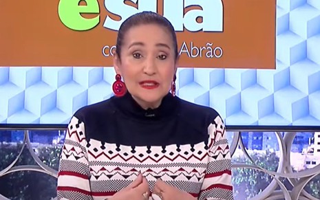 A apresentadora Sonia Abrão na bancada do A Tarde É Sua, da RedeTV!