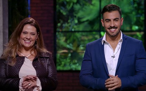 Christiane e Brunno Marcello sorriem para os "tubarões" do Shark Tank Brasil, do Sony Channel