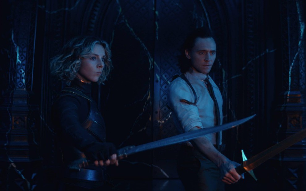 Sophia Di Martino ao lado de Tom Hiddleston com espadas em cena de Loki