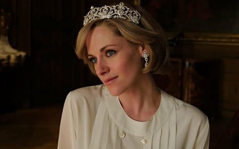 Kristen Stewart como princesa Diana em cena de Spencer