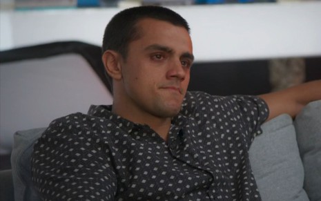 Felipe Simas com expressão triste em cena como Téo em Salve-se Quem Puder