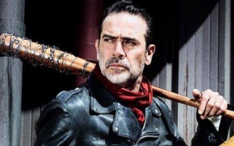 Negan (Jeffrey Dean Morgan) segura um bastão de matar zumbi em cena de The Walking Dead