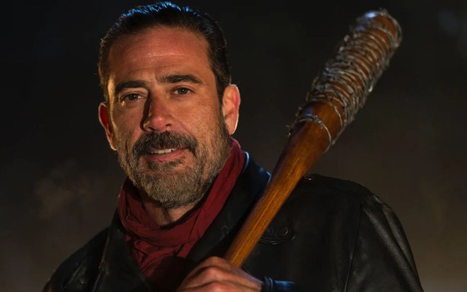 Jeffrey Dean Morgan, caracterizado como Negan, segura o taco Lucille em foto promocional de The Walking Dead