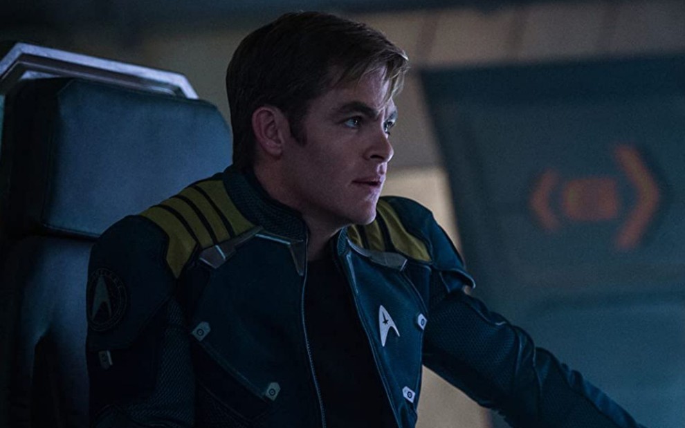 Chris Pine em cena de Star Trek: Sem Fronteiras