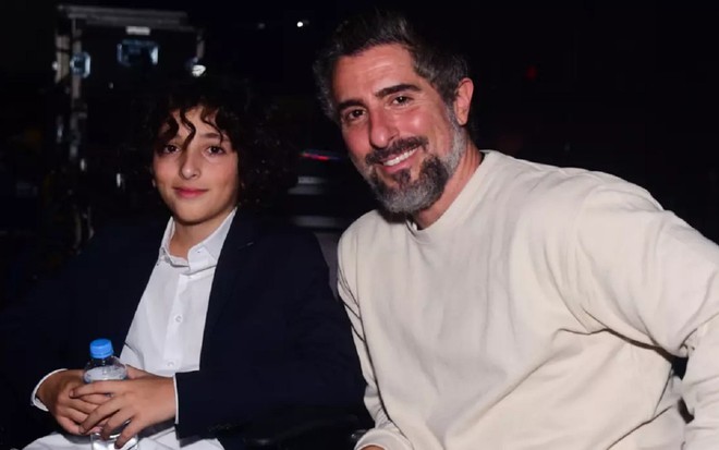 Stefano Mion com um blazer preto e o pai com uma camisa branca