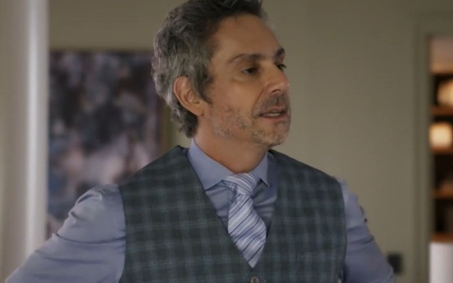 Alexandre Nero com expressão séria em cena como Stenio em Travessia