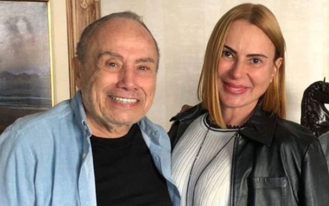 Stênio Garcia e Marilene Saade estão abraçados em foto