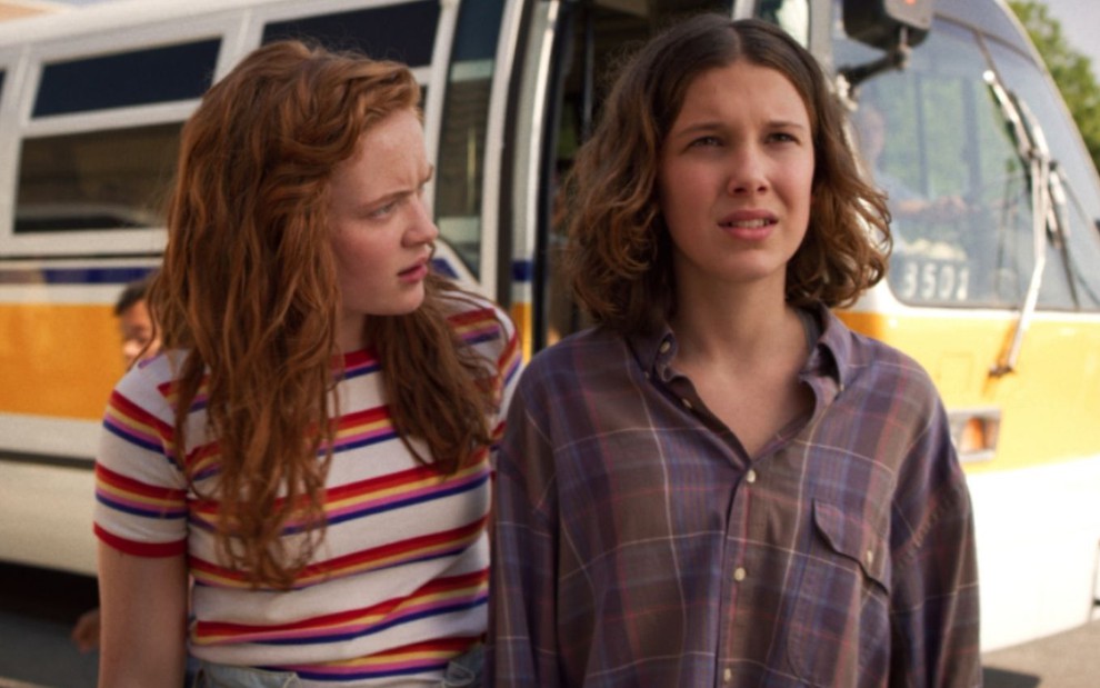 Imagem de Sadie Sink (à esq.) e Millie Bobby Brown em cena da 3ª temporada de Stranger Things