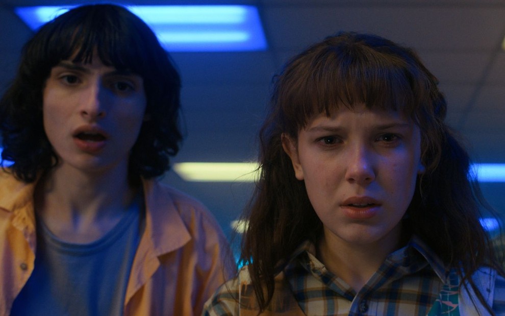 Imagem de Finn Wolfhard (à esq.) e Millie Bobby Brown em cena da 4ª temporada de Stranger Things