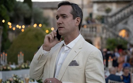 Matthew Macfayden fala ao celular em cena da 3ª temporada de Succession