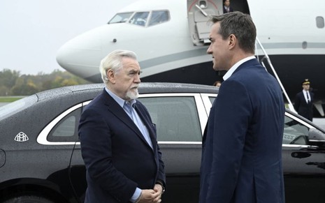 Brian Cox e Matthew Macfadyen conversam ao lado de um carro em cena do terceiro episódio da quarta temporada de Succession