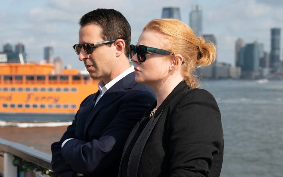 Jeremy Strong e Sarah Snook de óculos escuro em cena da quarta temporada Succession