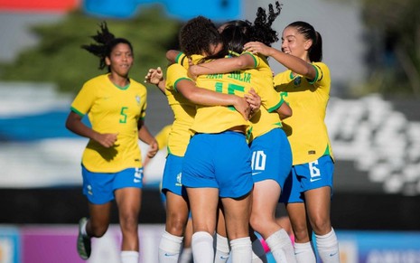 Jogadoras da Seleção Brasileira Sub-17 se abraçam após um gol durante um treinamento
