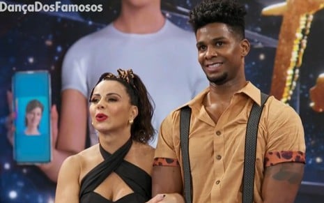 Viviane Araujo e Adeilton Ribeiro juntos no palco da Super Dança dos Famosos, da Globo