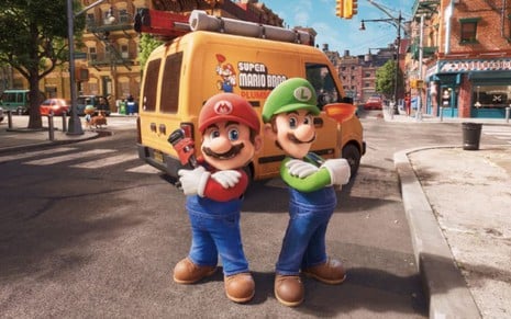Os personagens Mario e Luigi de braços cruzados em cena do longa-metragem Super Mario Bros. - O Filme