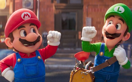 Mario e Luigi têm os punhos erguidos em posição de vitória em cena da animação Super Mario Bros.