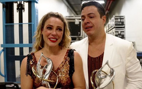 Imagem de Paolla Oliveira e Leandro Azevedo emocionados após vitória na Super Dança dos Famosos