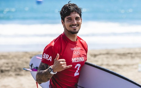 Gabriel Medina faz sinal positivo com a mão ao sair da água em disputa de surfe nas Olimpíadas de Tóquio