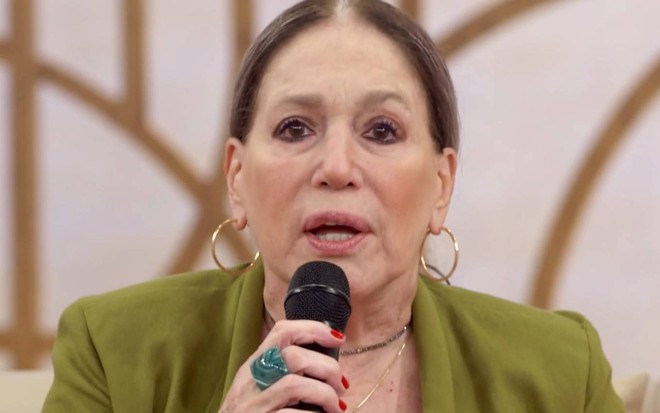 Susana Vieira em participação no Encontro desta segunda (29), com microfone na mão