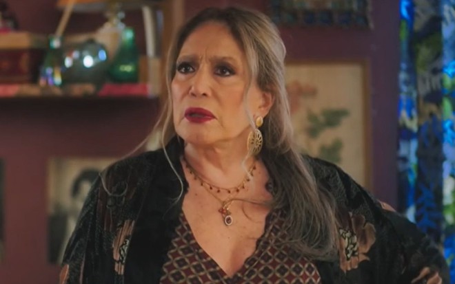 Susana Vieira com expressão séria em cena de Terra e Paixão