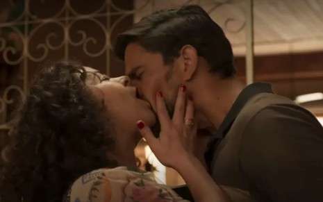 Cira (Suzy Lopes) beija Joel Leiteiro (Matteus Cardoso) em cena da novela Mar do Sertão