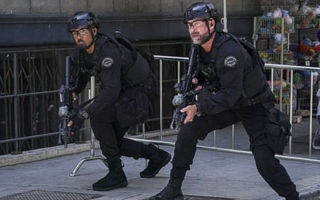 Shemar Moore e Jay Harrington em cena da quarta temporada de SWAT