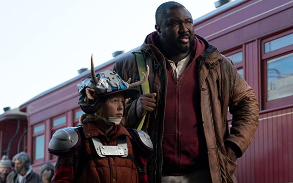Gus (Christian Convery) e Tommy (Nonso Anozie) na série Sweet Tooth, da Netflix