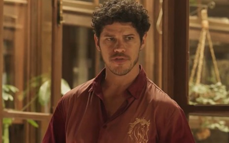 José Loreto está com expressão séria em cena como Tadeu na novela Pantanal