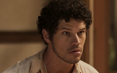 José Loreto está com expressão séria em cena como Tadeu na novela Pantanal