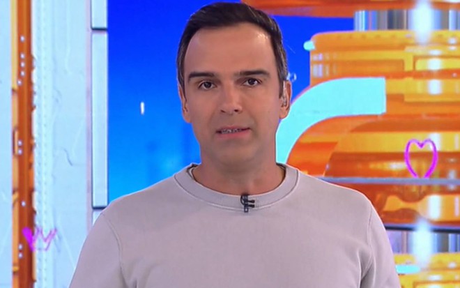 Tadeu Schmidt apresentando o BBB 23
