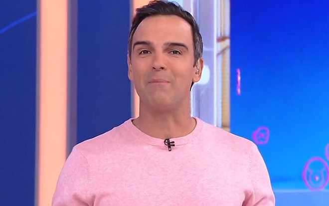 Foto de Tadeu Schmidt na apresentação do BBB 23