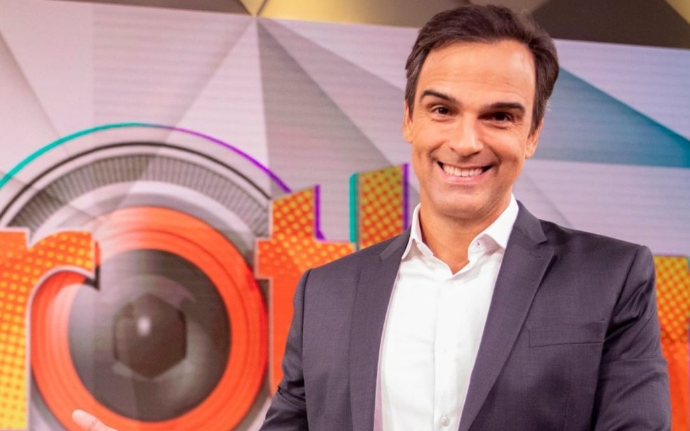 Tadeu Schmidt sorri nos bastidores do Big Brother Brasil 22
