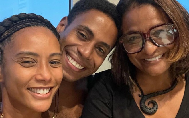 Atores Taís Araujo, Ícaro Silva e Claudia Di Mouro sorriem para foto