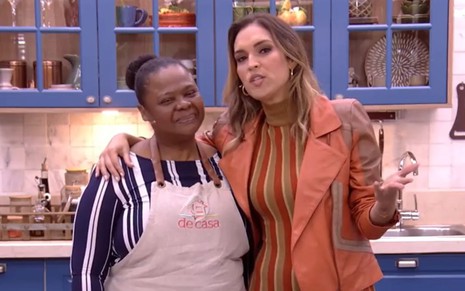 Talitha Morete abraça dona Silene durante quadro de receita no É de Casa, da Globo