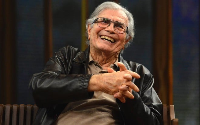 O ator Tarcísio Meira sorrindo em participação no Conversa com Bial