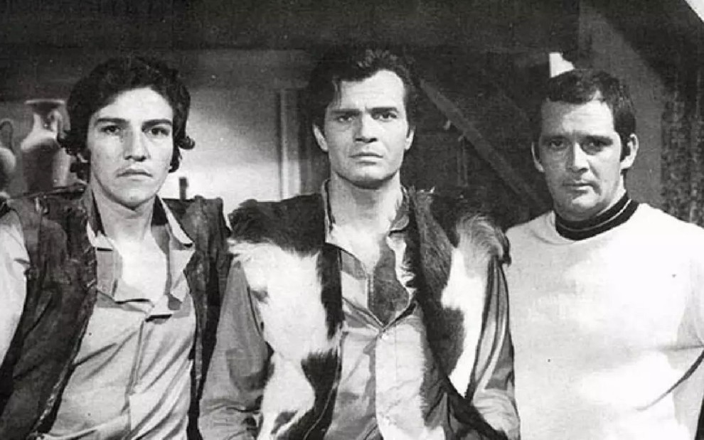 Cláudio Cavalcanti, Tarcísio Meira e Cláudio Marzo posam para foto nos bastidores de Irmãos Coragem (1971)