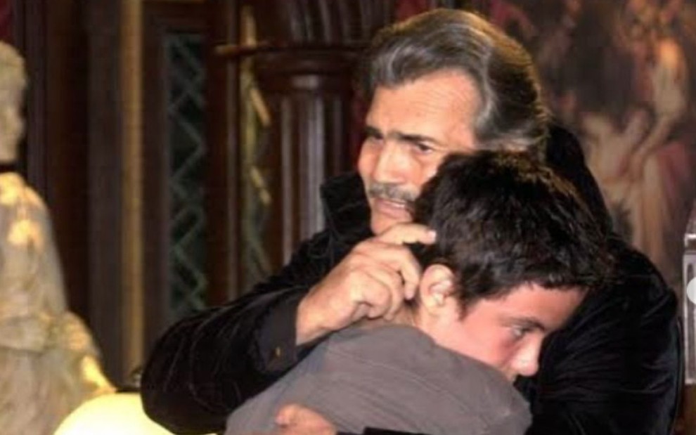 Tarcísio Meira e Kayky Brito se abraçam em cena da novela O Beijo do Vampiro