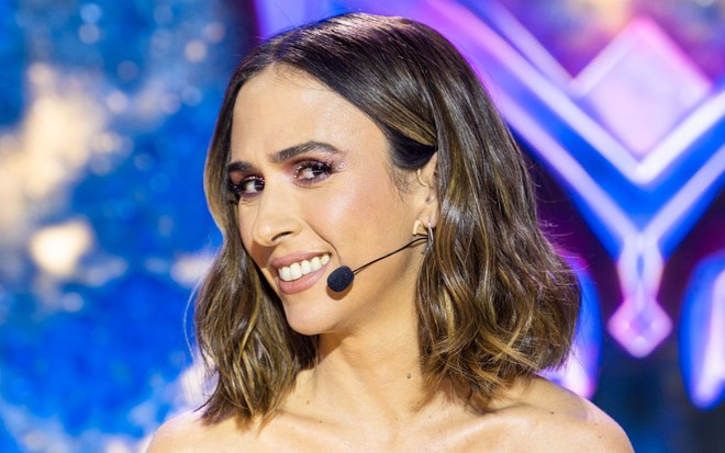 Tatá Werneck com cabelos curtos e sorriso no rosto