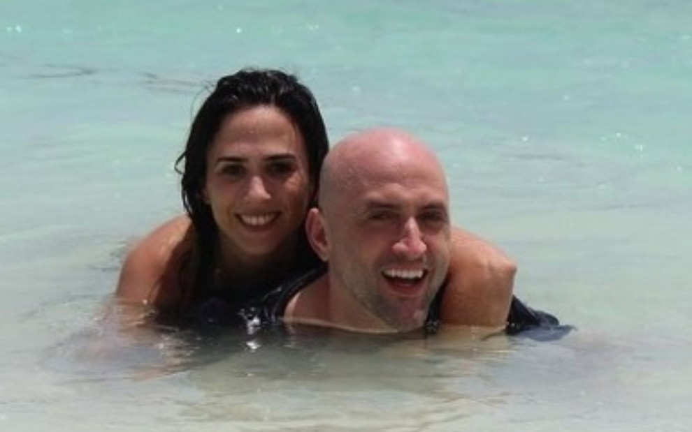 Tatá Werneck e Paulo Gustavo abraçados em foto tirada no mar