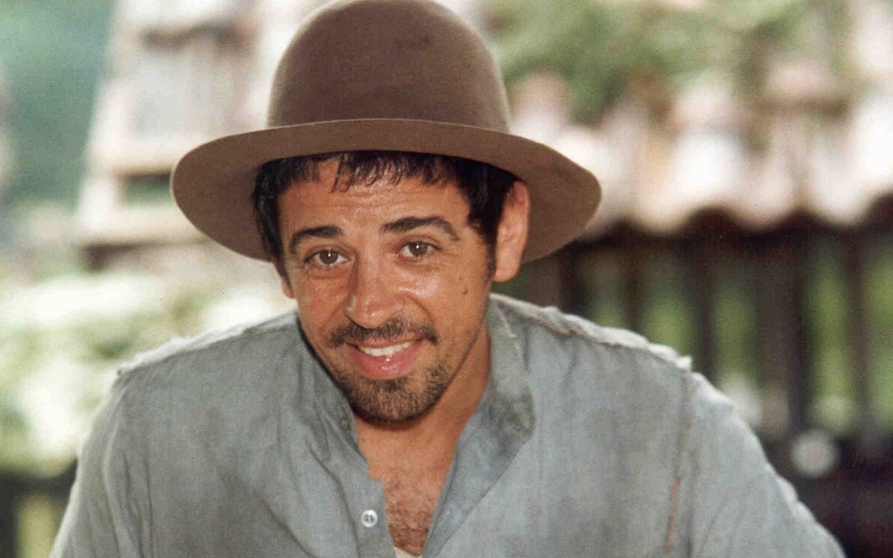 O ator Taumaturgo Ferreira posa nos bastidores da novela O Cravo e a Rosa com um chapéu e expressão brincalhona