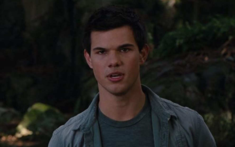 Taylor Lautner como Jacob em cena de Amanhecer: Parte 2 (2011)