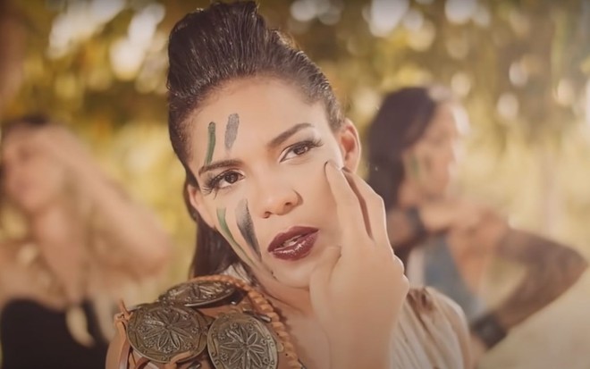 Tays Reis pinta o rosto no clipe de Metralhadora