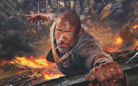 Dwayne Johnson (o The Rock) segura para não cair de prédio no filme Arranha-Céu