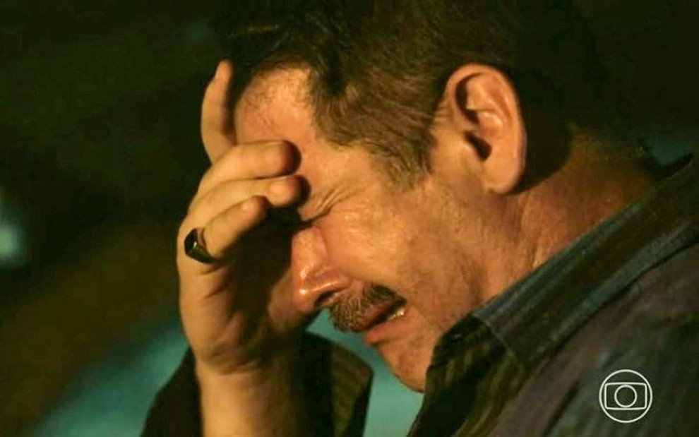 O ator Murilo Benício como Tenório em Pantanal; ele está com a mão em cima dos olhos e chorando de olhos fechados