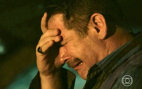 O ator Murilo Benício como Tenório em Pantanal; ele está com a mão em cima dos olhos e chorando de olhos fechados