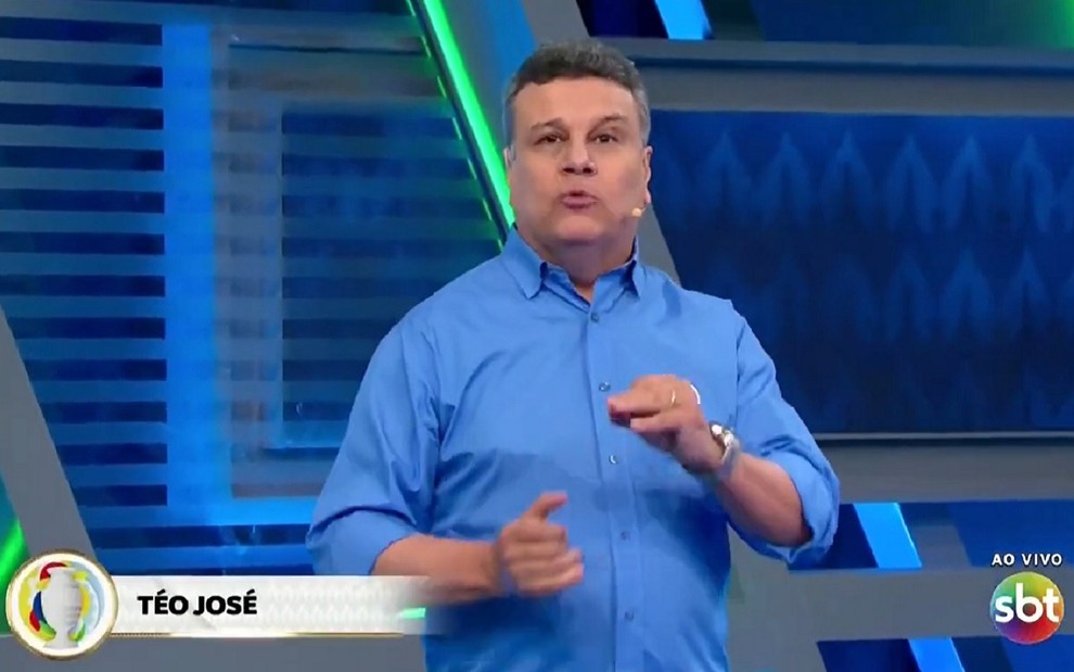 Téo José, em uma transmissão do SBT, com uma camisa azul e apresentando um jogo na Copa América: narrador é o principal nome esportivo da emissora de Silvio Santos
