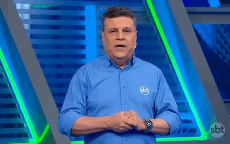 Téo José, em uma transmissão do SBT, com uma camisa azul e apresentando um jogo na Copa América, junto com Mauro Beting e Nadine Basttos